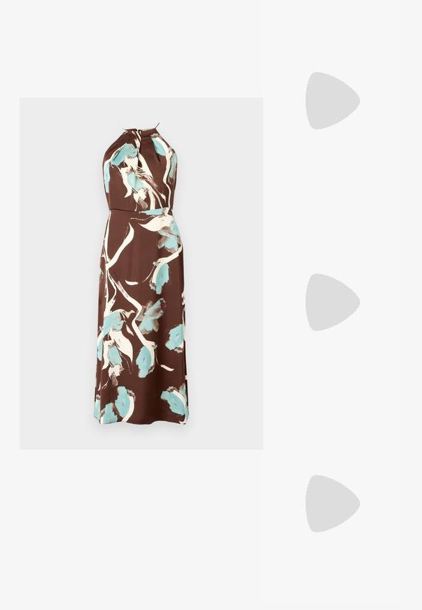 Abito halter marrone con un motivo floreale ad acquerello in crema e azzurro chiaro, con vita aderente e gonna fluida.; Sandali slingback bianchi con un leggero tacco, sottili cinturini e una superficie in pelle liscia; presentano una piccola fibbia decorativa.; Borsa a spalla in pelle nera con design plissé, texture liscia, tracolla singola e un sottile accento in hardware dorato.; Un paio di orecchini in metallo di tonalità dorata, di forma ovale irregolare, con superficie texturizzata e leggermente martellata, su uno sfondo bianco.