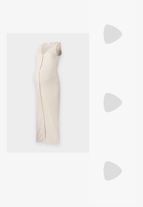 Beige ribbed raska kläddress med rund halsringning, ärmlös design och knappdetaljer fram. Mjuk stickad textur.; Musta lakattu nahka slingback-korkokengät, joissa on terävä kärki, pyöreä aukko-muotoilu ja lohkokorko. Varustettu kultasävyisellä solkiyksityiskohdalla.; Musta käsilaukku, jossa on rakenteellinen muoto, sileä pinta ja metallinen solki. Yhdistetty leveisiin mustiin housuihin ja avonaiheisiin sandaaleihin puulattialla.; Hopeiset korvakorut, joissa on useita kirkkaan kristallikoristeita, teksturoitu pinta ja avoin ympyrämuoto.