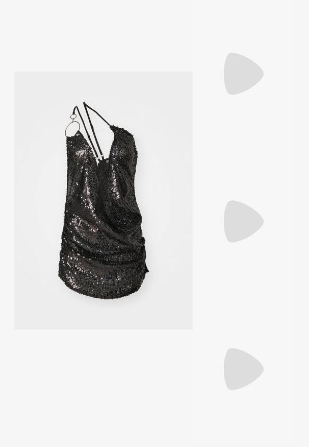 Juodas blizgučiais pasidengęs mini suknelė su nusileidimo dizainu, turinti plonas juodas petnešas ir apvalią sidabrinę žiedą ant vieno peties.; Sidabriniai slingback aukštakulniai batai su smailia pavadinimu, metaliniu paviršiumi, dviem dekoratyvinėmis juostelėmis ir lieknu kulnu su juodu galiuku.; Metalinis auksinis rankinukas su glotnia, suapvalinta forma, turintis viršutinį mygtuko užsegimą ir mažą grandinėlės dirželį nešiojimui.; Auksinio atspalvio auskarai su kreivės formos, lankinio dizaino, išryškintu sidabriniu rutuliniu akcentu. Poliruoto metalo apdaila, užsegimas su smeigtuku.
