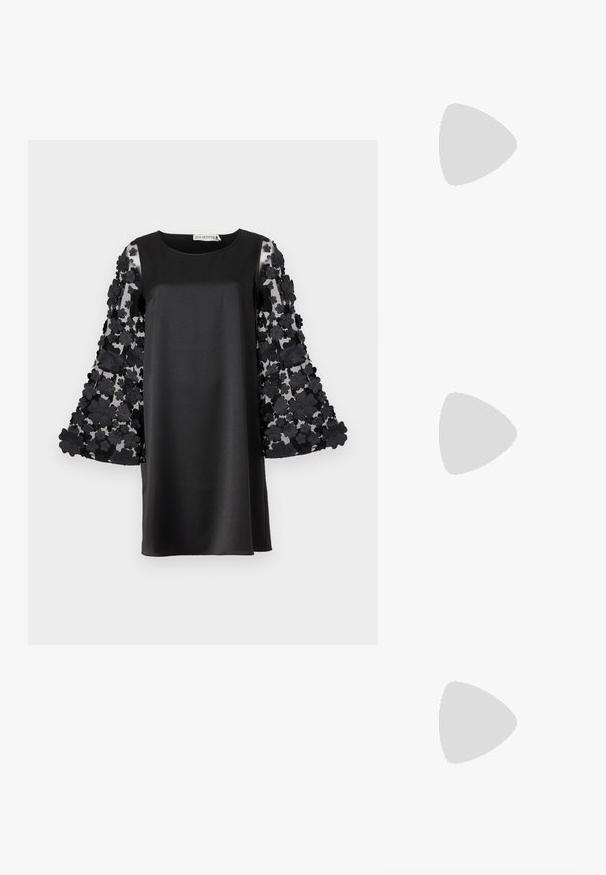 Musta mekko, jossa on sileä satiiniseen vartalo ja läpikuultavat kukkakuvioiset kellohelmaappliikkit. Mekon hihnoissa on kolmiulotteisia mustia kukka-appliikkeja.; Musta nahkainen ballerina, jossa on pyöristetty kärki, sileä pinta, minimaalinen ommelkoristelu ja joustava pohjamuotoilu.; Nanushka JEN - Käsilaukku - black; Kultaketjut korvakorut, joissa on kierretystä muotoilusta valmistettu solmu. Jokaisessa korvassa on pyöreä, kirkas tausta varman käyttömukavuuden takaamiseksi.
