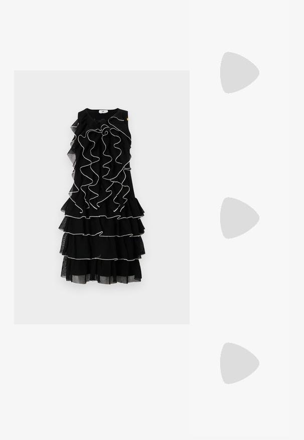 Elisabetta Franchi WOMANS DRESS - Vestido de malha - nero/burro; As sandálias de salto alto pretas apresentam tiras finas com um design em nó, uma biqueira quadrada lisa e um elegante salto agulha.; Bolsa metálica cinza claro com uma alça de corrente, adornada com pequenos rebites metálicos circulares e um logótipo triangular da marca.; Brincos de argola prateados com um acabamento suave e brilhante. Forma arredondada, design leve, com fecho de pino.