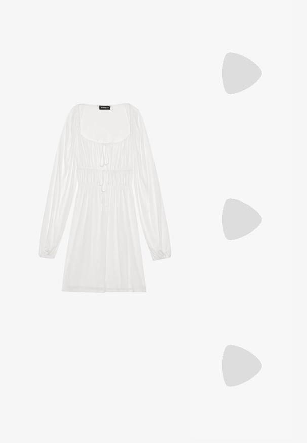 Witte lange mouw jurk met een vierkante halslijn, gathered taille met trekkoord en een vloeiende rok, gemaakt van lichtgewicht, gladde stof.; Beige lakleren hoge hakken met een puntige neus, een enkelbandje en een chunky vierkante hak. Gladde textuur met een glanzende afwerking.; Bruine octagonale zonnebril met een transparant amberkleurig frame en bruin getinte lenzen. Heeft een metalen accent op de brug en slanke veren.; Bruine lederen schoudertas met textuur, voorzien van een gouden kettingstrap en klepsluiting. De voorkant heeft een logo-detail en een zak onder de klep.