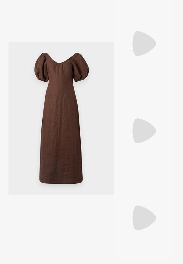 Faithfull the brand VENCE MIDI DRESS - Vestido largo - bistre; Bailarina de piel negra con punta redondeada, textura suave, detalle de costura minimalista y diseño de suela flexible.; Bolso negro de cuero en forma de media luna con un acento de hardware dorado, con cierre de cremallera. Llevado cruzado sobre un suéter gris.; Pendientes de botón en tono dorado con un diseño retorcido. Cada pendiente cuenta con un respaldo circular transparente para una sujeción segura.