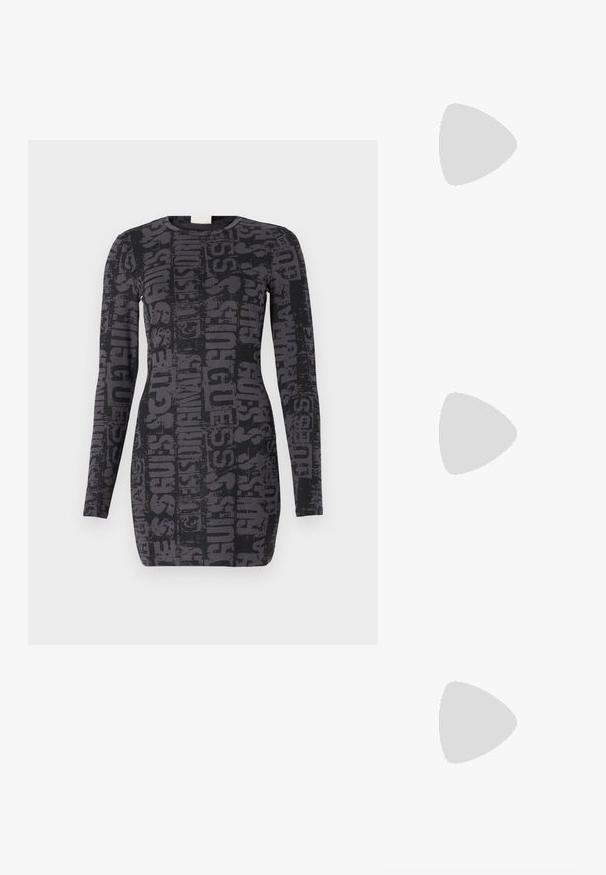 Langermet svart kjole med et gjentatt mønster av mørkegrå "GUESS" logo, smal passform og rund hals. Glatt stofftekstur.; Svarte hæl-sandaler med et slankt stroppedesign, firkantet tå og en mellomhøy blokkheel. Laget av glatt lær med en matt finish.; Svart lær skulderveske med en myk tekstur, trekantet form og justerbar stropp, kombinert med en lyseblå stripete skjorte og hvite bukser.; Sølvøreringer med en jevn, buet design. Har en blank metallisk finish og en studlås. Ingen synlige mønstre eller aksenter.