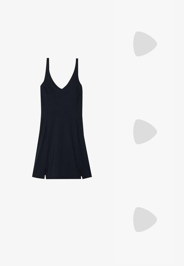 Μαύρο χωρίς μανίκια φόρεμα με V-λαιμόκοψη, φτιαγμένο από μαλακό ύφασμα. Διαθέτει ροή σχεδίασης με πλαινές σχισμές στο στρίφωμα για ενισχυμένη κίνηση.; Λευκή γόβα slingback με μυτερή μύτη, λείο υλικό επάνω, χαμηλό τετράγωνο τακούνι και σχέδιο με κοπή στο πλάι με ρυθμιζόμενο λουρί κουμπώματος.; Στρογγυλά γυαλιά ηλίου με σκούρους φακούς και χρυσά σκελετό. Το μοντέλο φοράει ένα ανοιχτό μπλε, ριχτό cardigan με κουμπιά και αντίθετους λευκούς μανίκες.; Πορτοφόλι Michael Kors σε μπεζ επεξεργασμένο καμβά με επαναλαμβανόμενο μοτίβο λογοτύπου MK, χρυσές λεπτομέρειες και αποσπώμενη αλυσίδα.