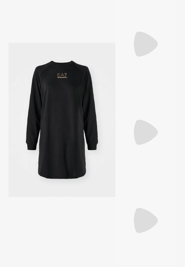 Zwarte lange mouw jurk met een ronde halslijn en textuur gebreid materiaal. Voorzien van het "EA7 Emporio Armani" logo in het goud op de borst.; Witte leren sneakers, laag model, met een gladde textuur, ronde neus, vetersluiting aan de voorkant en een klein geborduurd logo aan de zijkant.; Zwarte leren halfronde tas met een gouden hardware accent, voorzien van een ritssluiting. Draagt crossbody over een grijze trui.; Gouden knoopstuds met een gedraaide design. Elke oorring heeft een ronde transparante achterkant voor een veilige draagervaring.