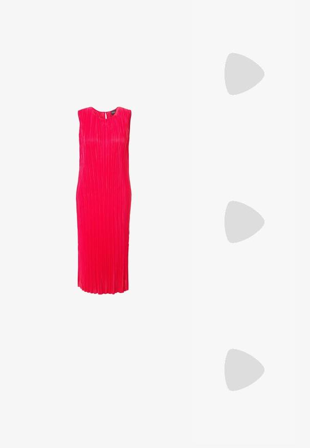 Ärmlös rosa plisserad klänning med rund halsringning, slät textur och knälång silhuett. Tyget har vertikala linjer.; Guld, metalliska slingback-klackar med spetsig tå och chunky klack. Slät textur, minimalistisk design och en smal rem.; Svart läderhandväska med en böjd form, avtagbar rem och guldiga detaljer. Väskan har ett lock med en spänndetalj.; Silver ring med dubbel band och en slät, polerad yta. Har en flödande, böjd design med överlappande sektioner för en modern stil.
