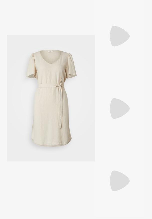 Beige vászonruha V-nyakkal, rövid puffos ujjakkal és megkötős derékszíjjal. Lazább fazonú, kerek szegéllyel rendelkezik.; Barna bőr cowboy csizmák hegyes orral és blokk sarkal, részletes varrással és kiemelkedő díszítésekkel a szárán.; Kis krémszínű táska texturált felülettel, hosszú, állítható pánttal, láncos díszítéssel és fedéllel záródik. Aranyszínű fém részletek.; Arany fülbevalók sima, fényes felülettel. Kör alakú dizájn, amely kis kapoccsal és átlátszó tartozékkal rendelkezik a biztonságos viselés érdekében.