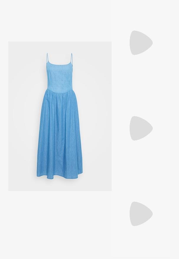 Svetlo modra chambray obleka z tankimi nastavljivimi naramnicami, prilegajočim telesom in pretirano krilo z nabranim pasom za večji volumen.; Črne lakirane čevlje s pointy prsti in blok peto ter z naramnicami za gleženj, ki jih kombiniramo s sivimi rebrastimi nogavicami in rjavim suknjičem iz usnja.; Črna usnjena torba čez ramo z gladko teksturo, ukrivljeno obliko, nastavljivim trakom in zadrgo. Minimalističen dizajn brez okrasnih detajlov.; Srebrn dvojni prstan z gladko, polirano površino. Ima tekoč, ukrivljen dizajn z prekrivajočimi se sekcijami za sodoben videz.