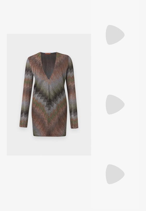 Garās piedurknes kleita ar dziļu V-veida izgriezumu un zigzaga rakstu brūnos, zaļos un metāliski pelēkos toņos. Mīksta, teksturēta auduma.; Beigā garenapļu pogkrekls ar ķekaru rakstu, ar apkakli, kreisajā pusē ir kabata un baltas pogas.; Brūni zamšādas zābaki līdz ceļiem ar smailu purngalu un zemu bloku papēdi. Aizmugurē ir rakstains daudzkrāsains cilpas uzvilkšanai.; Melnā rokassoma ar izliektu formu, kurai ir daudzkrāsaina zigzaga raksts un metālisks diegs. Tai ir ādas siksna un zelta krāsas aksesuāri.