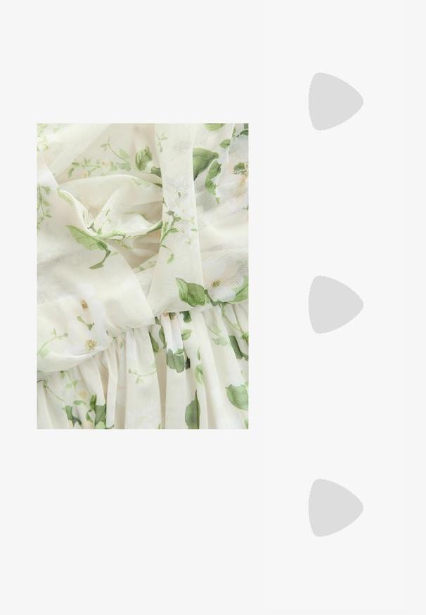 Next - Suknia balowa; Płaskie buty z noskiem w kształcie szpica w kremowej skórze z przezroczystym wierzchem, ozdobione rozsypanymi cekinami. Miękka podeszwa dla komfortu, minimalistyczny design.; Słoneczne okulary w kolorze żółwi z wydłużonymi owalnymi soczewkami, brązowym odcieniem, złotymi akcentami logo na zausznikach oraz smukłymi czarnymi ramionami.; Bransoletka z pereł z okrągłymi, wypolerowanymi koralikami w kolorze białym oraz złotym zapięciem. Gładka faktura i klasyczny design.