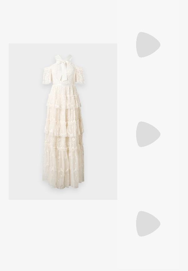 Puku laced katika rangi nyepesi ya krimu yenye mikono isiyo na mabega, kifungo cha bow katika eneo la shingo, na tabaka za ruffles zilizo na mapambo ya maua.; Musta patent slingback-kiilakorko teräväkärkisellä muotoilulla, jossa on teksturoitu käärmeennahkakuosi, säädettävä remmi ja lyhyt, teksturoitu blokkiheel.; Musta nahkainen olkalaukku, jossa on kaksi etutaskua, kultaiset soljet, vetoketjukiinnitys ja kapea hihna. Teksturoidun pinnan ja kompaktin suorakaiteen muoto.; Korvakorut kultasävytteistä metallista, joissa on kaareva, pitkänomainen muoto. Ominaisuuksiin kuuluu sileä, kiiltävä pinta ja pyöreä kärki lisäyksinä.