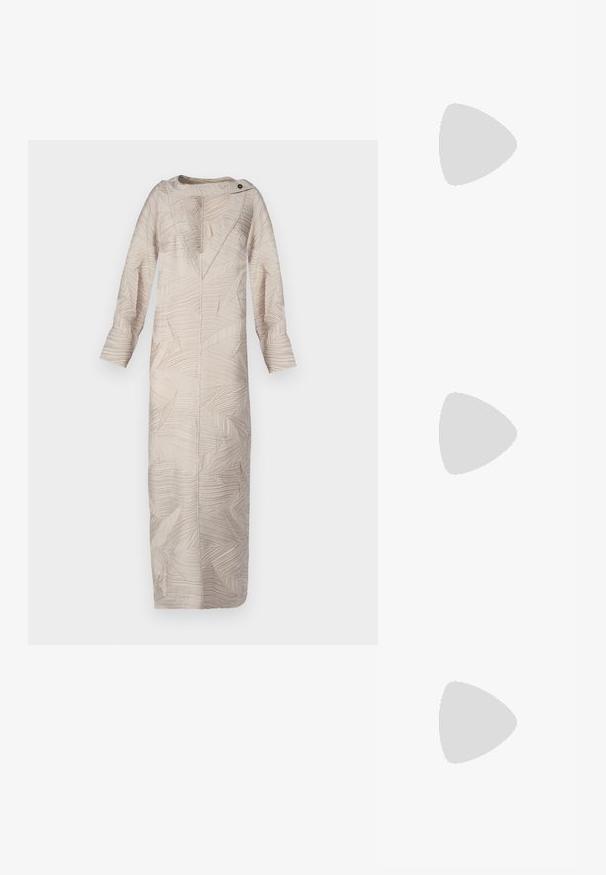 Robe longue beige avec un motif texturé de feuilles, décolleté en V et épaules boutonnées. Les manches longues et la silhouette droite accentuent son design.; Chaussure slingback en cuir verni noir avec bout pointu, détail de deux brides, accents circulaires dorés et un petit talon carré.; Sac à main en cuir matelassé noir avec une bandoulière en chaîne dorée et un fermoir à bascule avec un accent circulaire. Forme rectangulaire compacte.; Collier plaqué or avec un accent central lisse et courbé. Possède une chaîne flexible avec un fermoir à homard et des maillons supplémentaires ajustables.