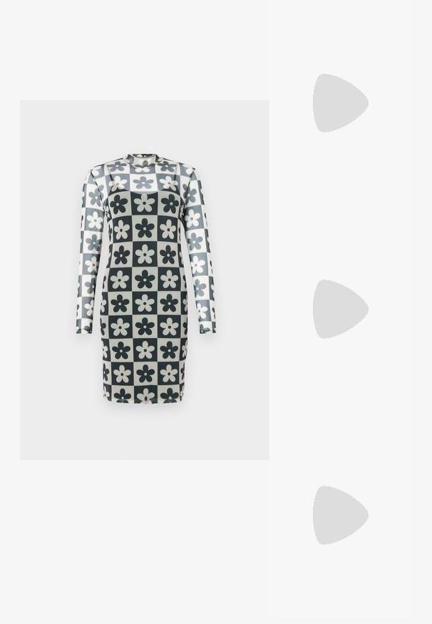 Robe à manches longues avec un motif en grid orné de fleurs noires et blanches, fabriquée dans un matériau lisse et extensible. Col montant, forme ajustée.; Des sandales noires à talons hauts avec des fines lanières au design noué, un bout carré lisse et un talon aiguille élégant.; Sac à main en métal gris clair avec une bandoulière en chaîne, orné de petits clous métalliques ronds et d'un logo de marque triangulaire.; Boucles d'oreilles en argent avec une finition lisse et brillante. Forme arrondie, conception légère, avec un fermoir à tige.