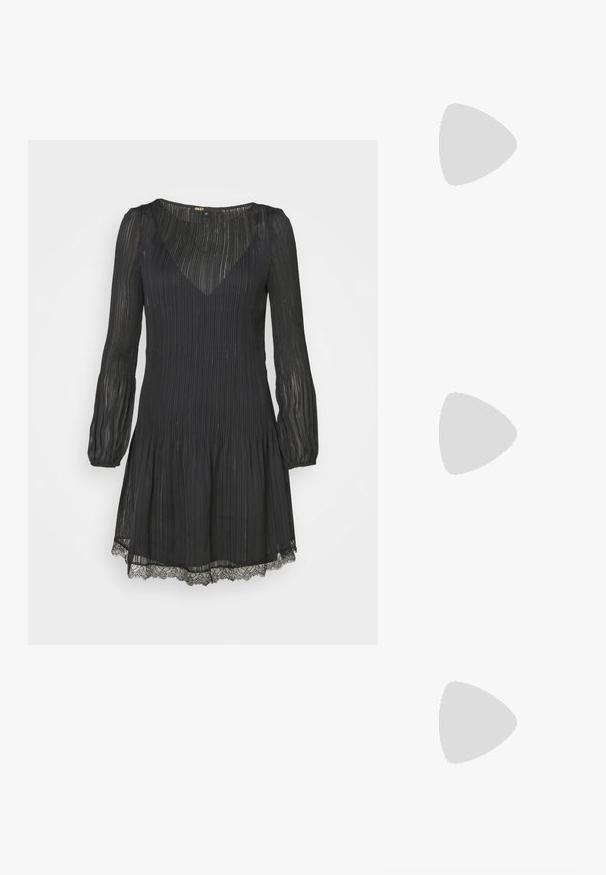Maje RACKY - Cocktailjurk - noir; Zwarte gepatineerde leren slingback hakken met een puntige neus en een kleine blokhak, met een zilveren gespaccent op de band.; Zwarte leren handtas met een gebogen vorm, afneembare schouderband en gouden hardware. De tas heeft een klep met een gespsluiting.; Gouden oorbellen met een getextureerd, golvend ontwerp. Bevat sculpturale clip-on studs en een open ringontwerp met een gehamerd oppervlak.