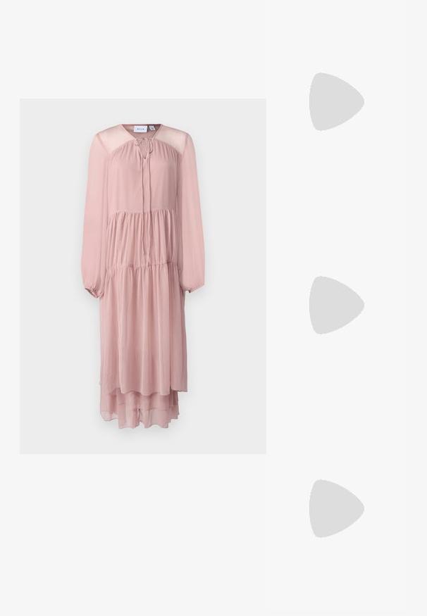 Vestido rosa claro de mangas longas feito de tecido transparente. Apresenta um decote redondo com um laço, cintura pregueada e barra em camadas.; Saltos altos pretos com bico fino e atilho ajustável no tornozelo. Confeccionados em couro suave, apresentam um salto bloco robusto.; Óculos tortoiseshell castanhos com lentes ovais, hastes finas e acabamentos transparentes. Apresenta um logótipo subtil na têmpora. Design elegante e leve.; Bolsa de couro preta com forma curva, alça destacável e detalhes em dourado. A bolsa possui uma aba com detalhe de fivela.