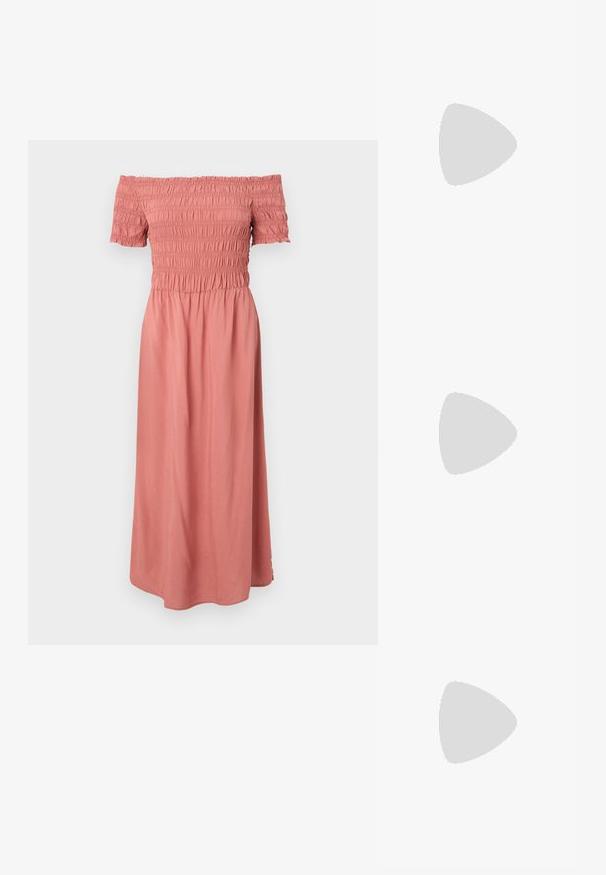 Kroj brez naramnic v mehko roza barvi. Ima nabran bodice in tekočo tkanino, ki sega do sredine tele. Teksturna površina z gladko obdelavo.; Bela slingback peta z ostrim nosom, gladka zgornja prevleka, nizka blok peta in zasnova z stranskimi izrezi ter nastavljivim trakom z zaponko.; Okrogle sončna očala s temnimi lečami in zlatimi okvirji. Model nosi svetlo modro, rebrasto jakno s gumbi in belimi rokavi v kontrastni barvi.; Michael Kors denarnica v bež lakiranem platnu z mišičnim vzorcem ponavljajočega se logotipa MK, z zlatim okovjem in snemljivo verižico.