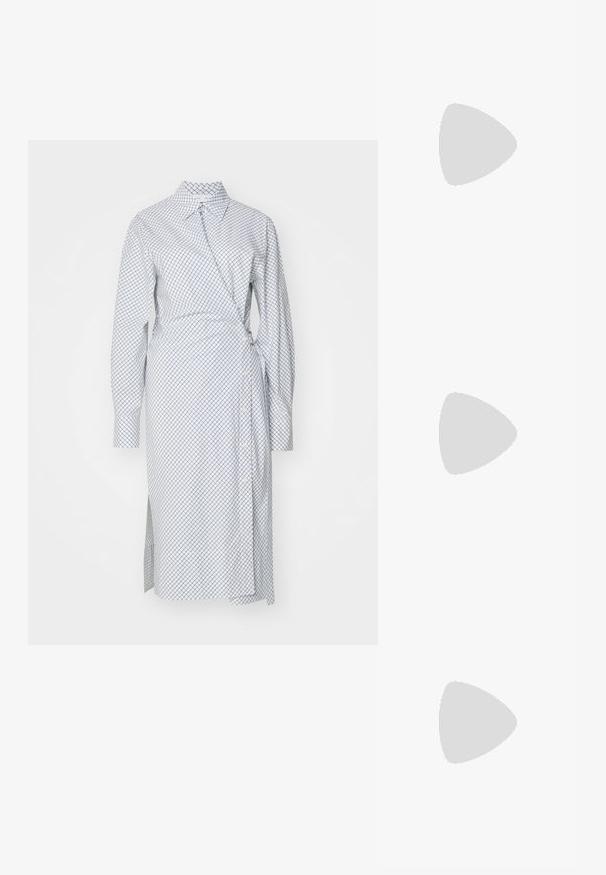 Rochie cu mânecă lungă, tip wrap, dintr-o țesătură albă cu un model geologic albastru. Prezintă închidere cu nasturi, guler și fante laterale.; Sandale din suede maro cu bretele încrucișate, accente de cataramă aurie și talpă plată. Designul prezintă un spate deschis și vârf rotunjit.; Geantă bej împletită cu o formă curbată unică, având două mânere texturate și accente de hardware cilindrice.; Broșă de culoare aurie cu un design împletit, având linii netede și curbe și o formă complexă, ce reflectă un finisaj lucios.