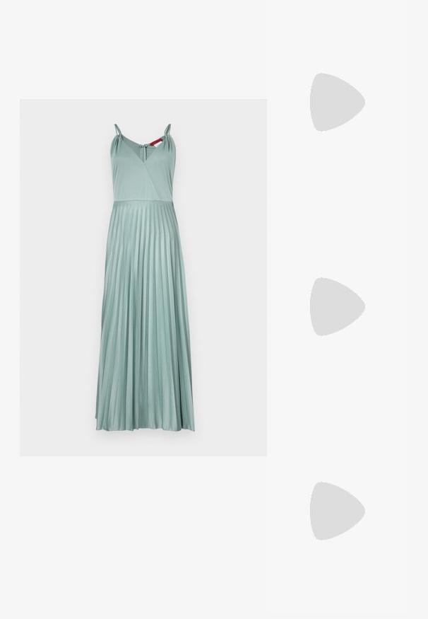 Une longue robe plissée de couleur vert clair, avec des bretelles ajustables et un décolleté en V profond. Fabriquée dans un tissu lisse avec une texture légère.; Chaussure slingback en cuir noir avec un bout pointu, des sangles décoratives avec œillets en métal et un petit talon carré. Surface texturée.; Sac à main en cuir noir avec une surface texturée, de forme rectangulaire, une bandoulière ajustable et un accent logo métallique à l'avant.; Boucles d'oreilles créoles composées d'anneaux entrelacés en or et en argent, avec un accent en zircon cubique transparent et un bandeau texturé sur un des anneaux.