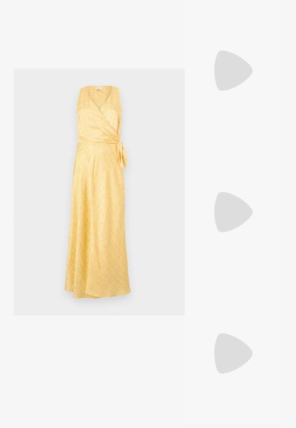 Rochie galbenă dintr-un material fin, cu decolteu în V, fără mâneci și cu o curea de legat. Textură subtilă modelată pe întreaga suprafață.; Botă cowboy din suede bej, cu vârf ascuțit, cusături decorative albe și toc din lemn stratificat. Dispune de o bandă de prindere în partea din spate.; Ochelari de soare ovali cu lentile verzi, cadru din metal auriu și vârfuri din plastic maro închis. Ușori, cu logo-ul vizibil Ray-Ban pe o lentilă.; Geantă de mână cu textură de crocodil neagră, cu franjuri pe părțile laterale, mâner superior și curea de umăr ajustabilă. Se remarcă prin brandul subtil aurit.