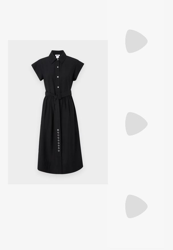 Μαύρο φόρεμα με κουμπιά, κοντά μανίκια, ζώνη στη μέση και σειρά από ασημί οπές στο πλάι. Λείο υφασμάτινο υλικό.; Μαύρες δερμάτινες γόβες slingback με μυτερή μύτη, διαθέτοντας λεπτό τακούνι και χρυσή λεπτομέρεια στην ρυθμιζόμενη λωρίδα. Λείος υφές.; Λευκή δερμάτινη τσάντα χειρός με καμπυλωτό σχήμα, διαθέτει ανάγλυφο λογότυπο "CK" μπροστά και μία ενιαία λαβή ώμου. Κλείσιμο με φερμουάρ στην κορυφή.; Χρυσές σκουλαρίκια σε σχήμα μισοφέγγαρου, με γυαλιστερή επιφάνεια και κλείσιμο με μεντεσέ. Η λεία υφή και η ανακλαστική φινίρισμα ενισχύουν την ορατότητα.