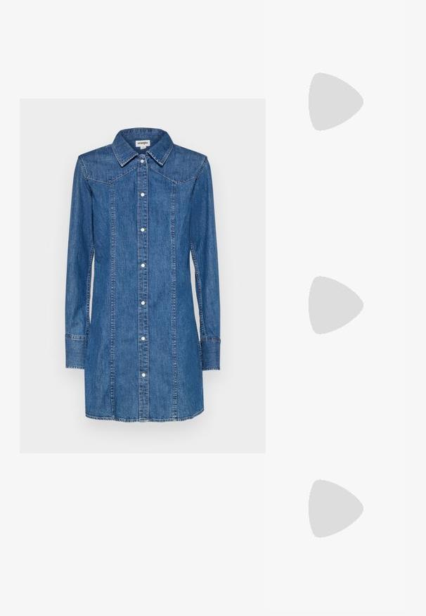 Denim srajčna obleka s ovratnikom, dolgimi rokavi in sprednjim gumbom. Ima kontrastne šive in detajle na prsih.; Zlati, kovinski slingback čeveljci z ostrim nosom in masivnim peto. Gladka tekstura, minimalistična zasnova in ozka zanka.; Črna usnjena torbica s ukrivljeno obliko, z odstranljivo naramnico in zlatimi dodatki. Torbica ima pokrov s podrobnostmi v obliki zaponke.; Zlate uhane v obliki obročkov z gladko, sijočo površino. Krožna zasnova s majhnim nosilcem in prozornim podplatom za varno nošenje.