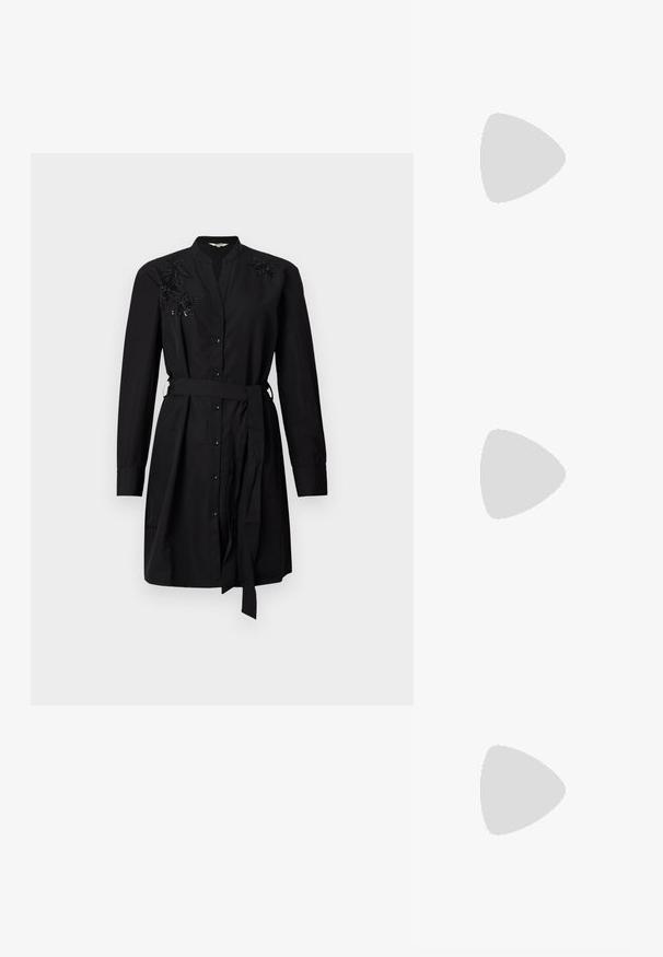 Robe chemise noire en tissu lisse, dotée d'une fermeture à boutons sur le devant, de manches longues, d'une ceinture à la taille et de décorations florales en perles sur les épaules.; Chaussure à talon aiguille à bout pointu avec un schema de couleurs argent, or et nude. Fini brillant avec un design découpé, dotée d'un talon stiletto.; Pochette en métal argenté avec une forme douce et arrondie et un fermoir en haut noué. Fabriquée en simili cuir lisse.; Boucles d'oreilles en argent en forme de créoles avec un design torsadé, dotées d'une finition polie et d'une fermeture à poussoir. Mesurent environ 3 cm de diamètre.
