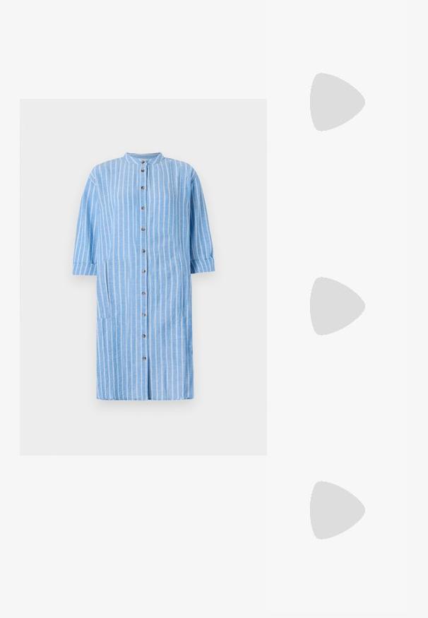 Vestido de camisa de algodão azul claro com riscas verticais brancas, gola redonda, mangas de três quartos e fecho frontal com botões; possui bolsos laterais.; Sapato de salto alto com bico fino, em tons de prata, dourado e nude. Acabamento brilhante com design recortado, apresentando um salto stiletto.; Saco metálico prateado com uma forma suave e arredondada e um fecho em topo atado. Feito de material de imitação de couro suave.; Brincos de argola prateados com um design torcido, apresentando um acabamento polido e fecho tipo post. Medem aproximadamente 3 cm de diâmetro.