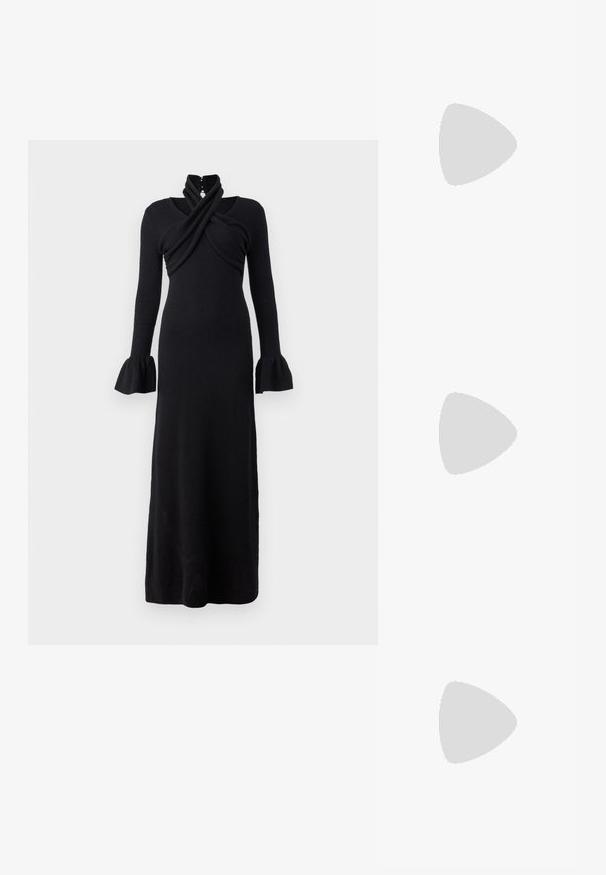 Robe longue noire en tissu doux, avec un bustier croisé, un col montant et des manches évasées. Silhouette ajustée et élégante jusqu'au sol.; Baskets avec une tige en cuir blanc, un bout en daim gris et trois bandes noires. Présente un logo bleu sur la languette et une semelle en caoutchouc texturée.; Sac à main en cuir noir à motif crocodile avec des finitions en métal argenté, posé sur un fond texturé gris. Présente une surface brillante.; Collier de perles avec un fermoir en métal argenté. Composé de perles blanches rondes et d'un centre décoratif orné de strass.