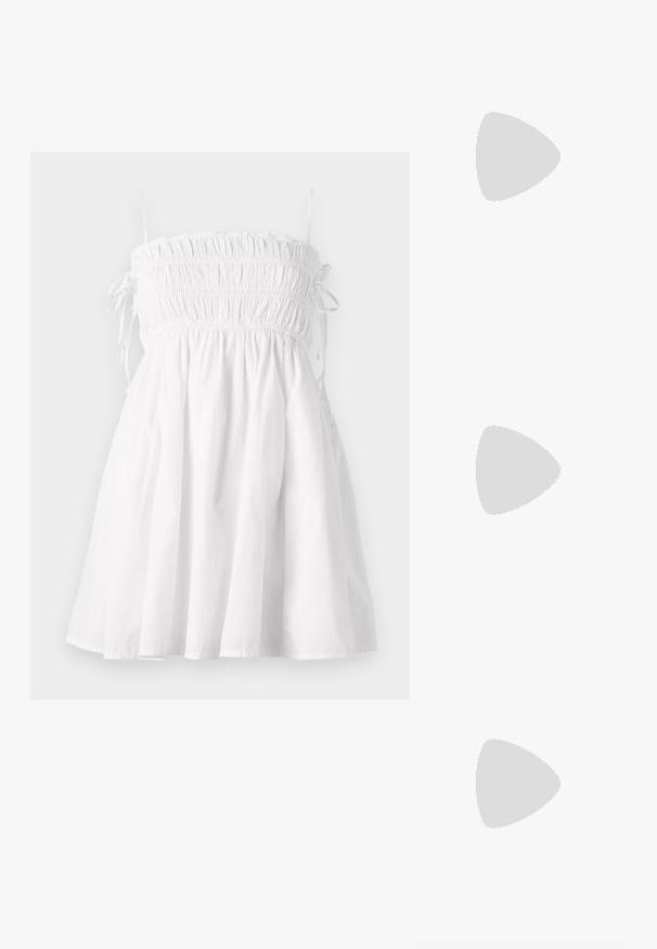 Weißes Baumwoll-Sommerkleid mit gerafftem Oberteil, dünnen verstellbaren Trägern und einem ausgestellten Rock. Sanfte Textur und leichtes Design.; Weiße Sandale mit zwei ausgeschnittenen Riemen, glattem Synthetik-Obermaterial, flacher brauner Sohle, leichtem Design und minimalistischem Stil.; Geflochtene Strohttasche mit geflochtener Textur, dunkelbraunen Ledergriffen und Boden, breiter runder Form und offenes Oberteil.; Live Diamond DIAMANT LAB GROWN - Halskette - weißgold