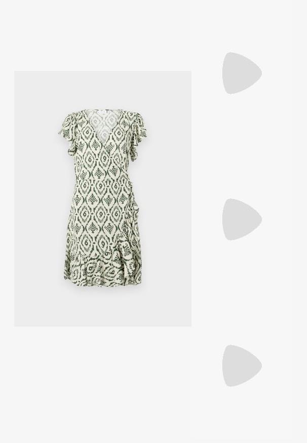 Vestido verde e branco com padrão, mangas curtas com volantes, decote em V, design em envoltório e bainha com babados. Tecido leve com um acabamento texturizado.; Sapatos de salto alto metálicos dourados, com biqueira em ponta e salto grosso. Textura suave, design minimalista e uma tira estreita.; Bolsa de couro preta com forma curva, alça destacável e detalhes em dourado. A bolsa possui uma aba com detalhe de fivela.; Brinco em metal dourado com um design elegante e curvo. Apresenta uma forma pontiaguda distinta, superfície polida e fecho por dobradiça.