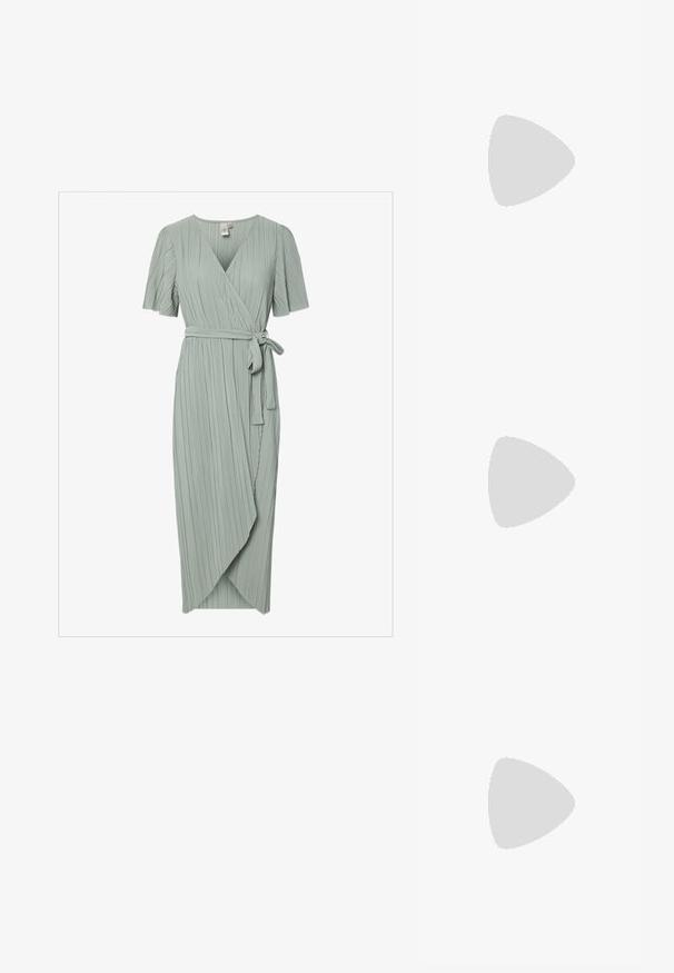Knælang, myk grønn omslagskjole med korte ermer, vertikale folder, V-hals og en knyttet belte i midjen. Lengden faller rett under kneet.; Sorte patentlær slingback-sko med spiss tå, ankelremmer med sølvspenner og detaljer, og en slank hæl.; Gullfarget metallisk håndveske med en strukturert design, glatt tekstur og justerbar stropp. Har en unik trekantet form og minimalistisk søm.; Gullfargede øredobber med teksturerte, bølgete former. Inkluderer skulpturelle klipsstuds og åpen hoop-design med en hamret finish.