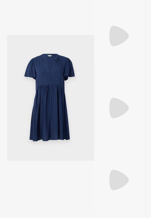 Vestito blu navy con maniche a sbuffo corte, scollo a V e vita arricciata. Realizzato in tessuto morbido e leggero con un design fluente.; Scarpa con tacco alto a punta, con una combinazione di colori argento, oro e nudo. Finitura lucida con design a ritaglio, con tacco a stiletto.; Borsa a pochette metallica argentea con una forma morbida e arrotondata e chiusura superiore annodata. Realizzata in materiale sintetico morbido.; Orecchini a cerchio in argento con un design torciglionato, caratterizzati da una finitura lucida e chiusura a perno. Misurano circa 3 cm di diametro.