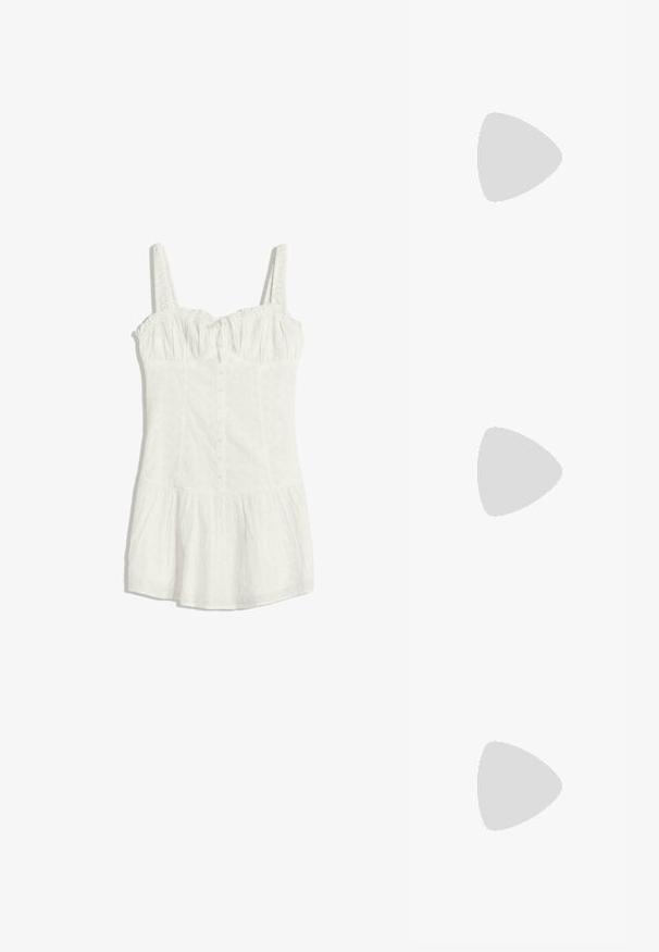 Vit ärmlös klänning med håligt tyg, knäppning framtill, rynkad byst, åtsittande midja och utsvängd nederkant.; Bruna lädersandaler med korsade remmar, spänne runt vristen och en platt sula med minimala sömnadsdetaljer.; Fyrkantiga solglasögon med bruna linser och en tunn svart metallram. Har vinklade skalmar och justerbara näsdelar för ökad komfort.; Brun läder crossbody-väska med en böjd form, gyllene detaljer och en spänneaccent. Har en avtagbar axelrem.