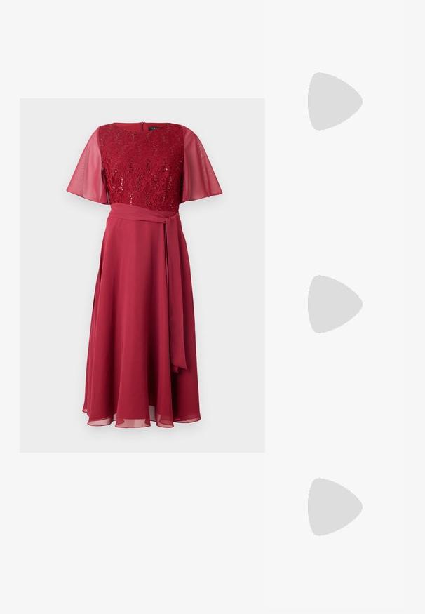 Raudona suknelė su nėriniuotu liemeniu, dekoruotu blizgučiais ir permatomomis skrajutėmis, apjuosta derinančia audinio juosta ir plasnojančia sijona.; Juodi patentinio odos slingback aukštakulniai su smailiu pirštu, apvaliu išpjovimu ir blokiniu kulnu. Papuošti auksiniu juostos akcentu.; Juodos didelės saulės akinių su pereinamais objektyvais, storomis rėmeliais ir auksinės spalvos grandinėmis ant šventyklų.; Juodas sintetinio pluošto rankinis krepšys, turintis paprastą stačiakampį dizainą, auksines kvadratines detales ir dvi rankenas.