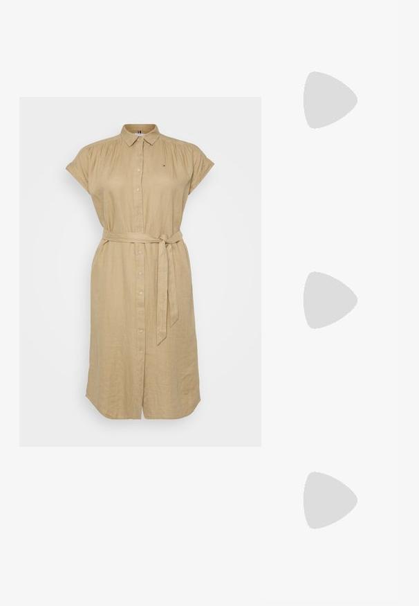 Beiges Leinenhemdkleid mit kurzen Ärmeln, Knopfverschluss vorne und einem gebundenen Gürtel in der Taille. Mit einem kleinen Logo auf der Brust.; Schwarzer spitz zulaufender Slingback-Schuh mit niedrigem Absatz, der aus glattem Leder gefertigt ist und seitliche Ausschnitte für Atmungsaktivität aufweist.; Schwarze Leder-Umhängetasche mit weicher Textur, dreieckiger Form und verstellbarem Tragegurt, kombiniert mit einem hellblauen gestreiften Hemd und weißen Hosen.; Drei Metallringe: einer in Roségold, einer aus Gold mit strukturierten Akzenten und einer aus Silber, alle mit graviertem Branding auf dem inneren Band.
