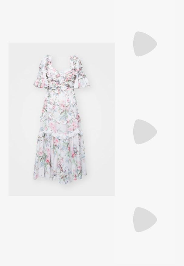 Ziedu maxi kleita vieglā audumā, ar viļņotām piedurknēm, atkārtotiem viļņotiem līmeņiem un rozā un zaļām ziedu rakstiem.; Balts garās piedurknes krekls, izgatavots no kokvilnas. Tam ir pogājams priekšpuse, norādīta apkakle un krūšu kabata kreisajā pusē.; Melna ādas baleta kurpe ar noapaļotu purngalu, gludu tekstūru, minimālu šuvju detalizāciju un elastīgu zoles dizainu.; Bordo ādas rokas soma ar atloku, zeltītām detaļām, plecu siksnu un gludu virsmu. Kompakta, taisnstūrveida forma.