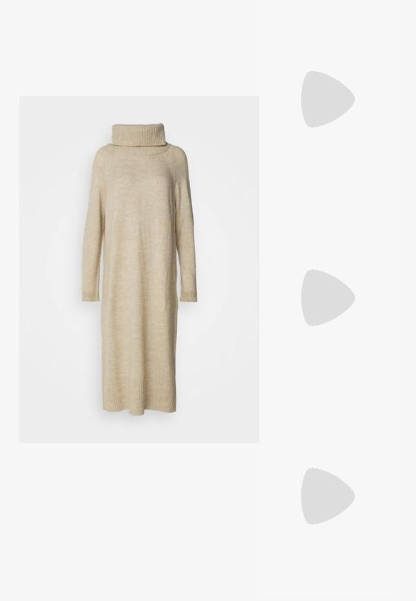 Vestido bege de gola alta em malha canelada, feito de tecido de malha suave. Apresenta mangas longas e cai até ao meio da panturrilha, com um corte descontraído.; Sapato de salto alto com bico fino, em tons de prata, dourado e nude. Acabamento brilhante com design recortado, apresentando um salto stiletto.; Saco metálico prateado com uma forma suave e arredondada e um fecho em topo atado. Feito de material de imitação de couro suave.; Brincos de argola prateados com um design torcido, apresentando um acabamento polido e fecho tipo post. Medem aproximadamente 3 cm de diâmetro.
