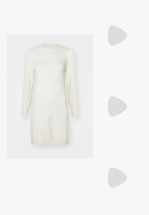 Robe tricotée couleur crème avec des manches longues, des poignets côtelés et un motif texturé tout au long ; encolure ronde et ourlet tombant au-dessus du genou.; Ballerines noires en cuir, à bout pointu, design minimaliste, texture lisse, talon bas, sans matériel ni embellissements visibles.; Sac bandoulière en cuir noir avec une texture lisse, de forme rectangulaire et un détail en chaîne métallique à l'avant. Sangle réglable incluse.; Boucles d'oreilles en argent avec un clou carré, présentant une finition lisse et polie ainsi qu'une forme en goutte d'eau, réfléchissant la lumière grâce à une surface brillante.