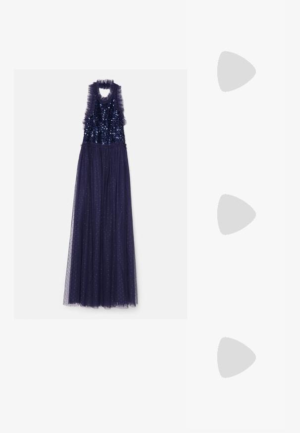 Needle & Thread SEQUIN WREATH BODICE HALTER NECK ANKLE GOWN - Koktélruha / Partiruha - navy; Arany sarkú szandálok, elől megkötve, pliszírozott textúrával és boka pánttal. A blokksarok bordázott mintázattal rendelkezik, amely javítja a tapadást.; Fekete bőr vödör táska texturált felülettel, arany hardware részletekkel és nyitott tetejével. Rövid fogantyúval és állítható vállpánttal rendelkezik.; Arany színű csomó fülbevalók, csavart formával. Minden fülbevaló mögött egy kör alakú átlátszó támasz található a biztonságos viselés érdekében.