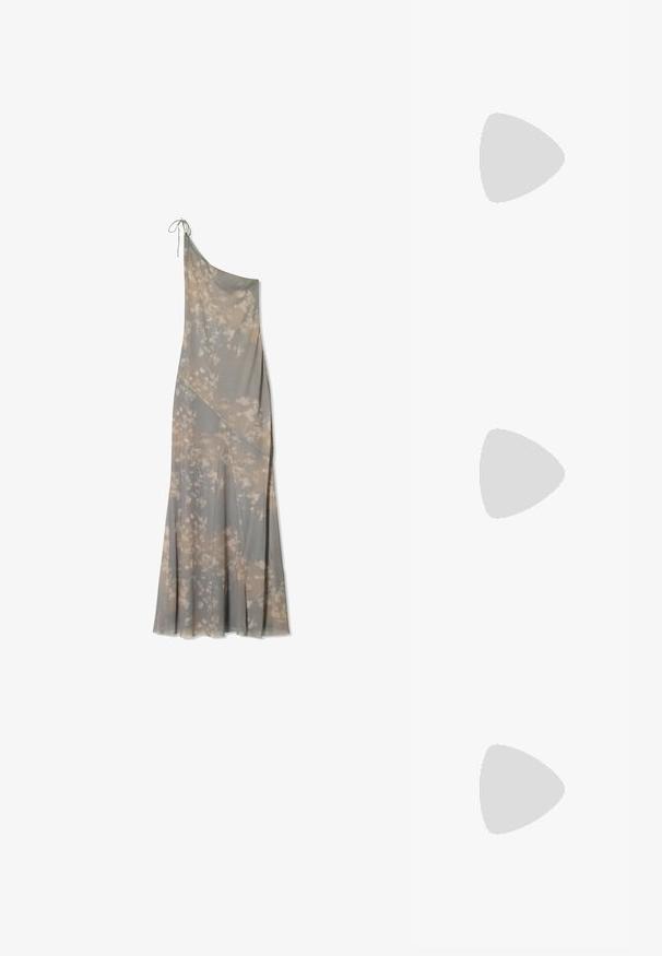 Šedá maxi šaty na jedno rameno s květinovým vzorem v světlejších tónech, s volným designem a jemnými bočními sklady.; Bílé lodičky na vysokém podpatku z hladkého materiálu s špičatou špičkou a popruhem kolem kotníku. Vyznačují se světle hnědým interiérem a akcenty zlatého barevného kovu.; Průhledné plastové brýle čtvercového rámečku s průsvitnými čočkami, které mají zlaté akcenty na spáncích pro zvýraznění detailů.; Bílá strukturovaná kabelka s krátkými uchy a ramenním popruhem, zdobená zlatými kovovými prvky a texturovaným materiálem, vystavená na šedém pozadí.