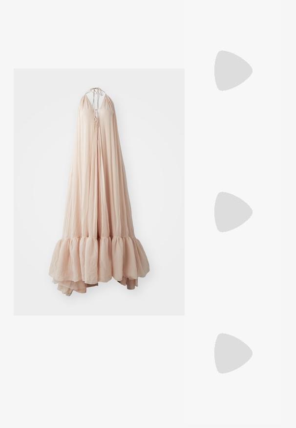 Μακριά, διάφανη φόρεμα από μαλακό ροζ ύφασμα με λαιμόκοψη halter. Διαθέτει φρουχωτή μέση και κλείσιμο με κορδόνι στο στήθος. Ελαφρύ και αέρινο σχέδιο.; Μπαλαρίνα με μυτερή μύτη σε εκρού δέρμα, με χαμηλό τακούνι και κομψό σχέδιο κοπής, διαθέτοντας λεία υφή και ελάχιστες λεπτομέρειες.; Λευκή δερμάτινη τσάντα ώμου με λυγισμένο καπάκι μπροστά, καμπυλωτό σχήμα και ρυθμιζόμενο λουρί. Διαθέτει διακριτό λογότυπο μπροστά.; Χρυσά και ασημένια σκουλαρίκια μισού δακτυλίου με γυαλιστερή φινίρισμα, featuring μια μικρή λεπτομέρεια από διάφανα ρουμπίνια στη μία πλευρά.