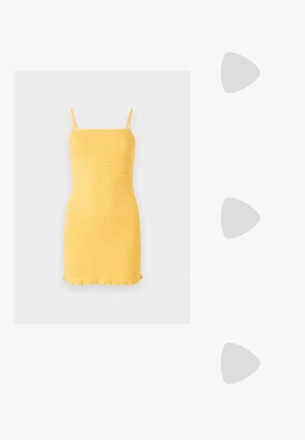 Kollane smock-kleit õhukeste rihmadega ja sirge lõikega. Omab tekstuurset pinda ja volangiga kõrvalõike. Valmistatud kergetest kangast.; Must musta nahk kingad sanga ja terava ninaga, ankle strapidega, millel on hõbedased pandlad ja riistvara ning õhuke konts.; Kuldmetallist käekott, millel on struktureeritud disain, sile tekstuur ja reguleeritav rihm. Omab ainulaadset kolmnurkset kuju ja minimalistlikku õmblust.; Kuldse värvi kõrvarõngad, mis on kaunistatud tekstuursete ja laineliste kujunditega. Komplektis on skulpturaalsed klamber kõrvarõngad ja avatud rõngasdisain, millel on lõhestatud viimistlus.