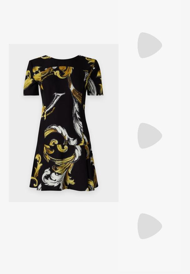 Versace Jeans Couture Obleka iz džersija - black/gold; Črne usnjene sandale s peto s konicami, gladko teksturo in nežnim trakom z kovinsko zaponko.; Bele sive osmerokotne sončna očala s temnimi lečami. Opremljena so z zlatimi kovinskimi dodatki in strukturirano zasnovo na ročajih.; Črna in bela črtasta torbica z obliko s strukturirano obliko, s top ročajem, odstranljivo verižico in kovinskim logotipom.