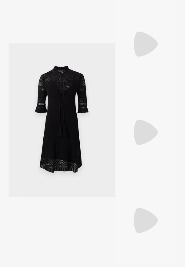 Abito nero in maglia con scollatura alta, maniche a tre quarti con bordi arricciati e un motivo testurizzato su tutta la superficie. Include un nastro con frange.; Slingback con tacco in vernice nera con punta affusolata, caratterizzato da una stampa a serpente testurizzata, cinturino regolabile e un tacco corto e testurizzato.; Borsa a tracolla nera in pelle con due tasche frontali, fibbie dorate, chiusura con zip e una tracolla sottile. Superficie texturizzata e forma rettangolare compatta.; Orecchini a cerchio in metallo color oro con forma curva ed allungata. Presentano una superficie liscia e lucida e una punta arrotondata per un tocco di dettaglio in più.