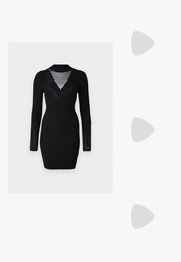 Abito nero a coste con silhouette aderente. Presenta un profondo scollo a V trasparente, maniche lunghe con dettagli a taglio. Texture liscia.; Sandali neri con tacco alto presentano sottili cinturini con design annodato, una punta quadrata liscia e un elegante tacco a spillo.; Borsa a mano metallica grigia chiara con tracolla a catena, impreziosita da piccoli chiodi metallici circolari e da un logo triangolare del marchio.; Orecchini a cerchio in argento con una finitura liscia e lucente. Forma arrotondata, design leggero, con chiusura a perno.