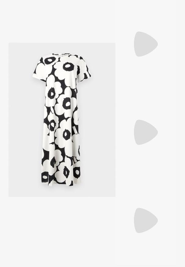 Mekko, jossa on mustavalkoinen kukkakuosi, lyhyet hihat, pyöreä kaula-aukko ja liehuva muotoilu. Valmistettu kevyestä kankaasta.; Mustat nahkakengät, joissa on terävä kärki, matala kitten-korko, sileä pinta ja hillitty kultainen yksityiskohta korokkeen pohjassa.; Musta nahkainen käsilaukku, jossa on kaareva muoto, ohut kahva, hopeinen vetoketju ja Calvin Kleinin logo edessä. Sileä pinta ja minimalistinen muotoilu.; Kolme metallirengasta: yksi ruusukultainen, yksi kultainen teksturoiduilla yksityiskohdilla ja yksi hopeinen, kaikki kaiverretulla brändäyksellä sisäpuolella.
