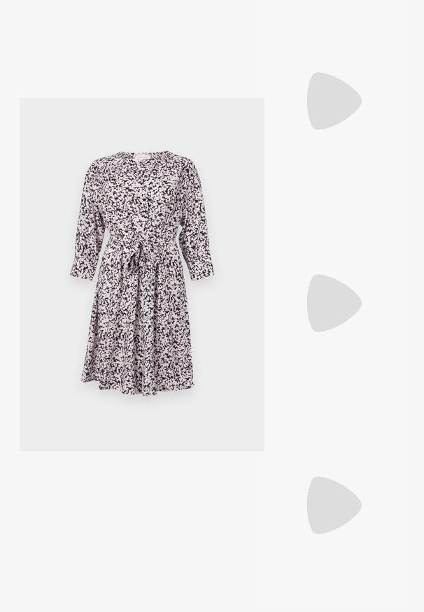 Blomstermønstrete kjole i lys farge med marineblå detaljer, lange ermer, knappestolpe foran og knytting i midjen. Myk, lett stoff.; Spiss-tå høyhælte sko med en fargekomposisjon av sølv, gull og nude. Glanset overflate med utskjæringsdesign, med en stiletto hæl.; Sølvfarget metallisk poseveske med en myk, avrundet form og en knyttet topplukking. Laget av glatt imitert skinn.; Sølv hoops øredobber med en tvistet design, som har en polert finish og bakstøtte. Mål omtrent 3 cm i diameter.