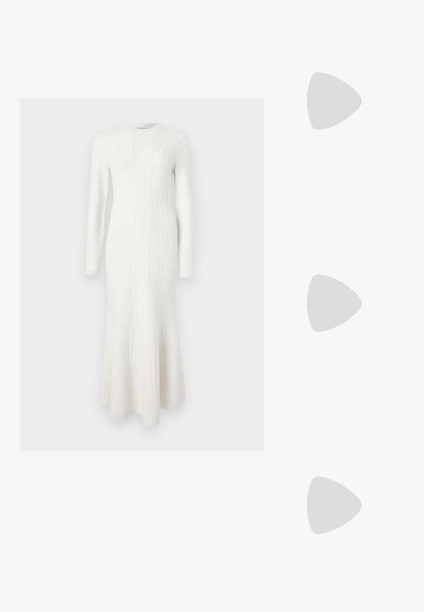 Ted Baker VANESHA - Obleka/pulover - ivory; Bele usnjene športne copate z debelim belim podplatom, črnimi semišnimi detajli na peti in utisnjenim logotipom na strani. Zavezovanje s šestimi luknjicami.; Calvin Klein Jeans Sončna očala - black crystal; Calvin Klein HOOPS - Uhani - silver-coloured