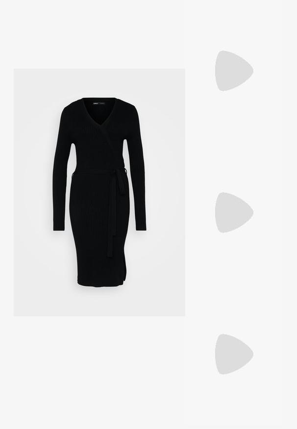 Rochie neagră cu model în dungi, cu decolteu în V, mâneci lungi, design înfășurat și talie legată. Aceasta are o fendere laterală pentru un plus de detaliu.; Botine negre din piele cu talpă masivă și zimțată, cu sistem de șireturi și cârlig pentru tragere, pe fundal alb. ; Ochelari de soare supradimensionați, negri, cu o formă geometrică, având lentile întunecate și un detaliu gri contrastant pe ramă. Logo pe braț.; Cercei creole din argint cu suprafață netedă și lucioasă, având o formă curbată și închidere cu tija. Design minimalist cu un finisaj modern.